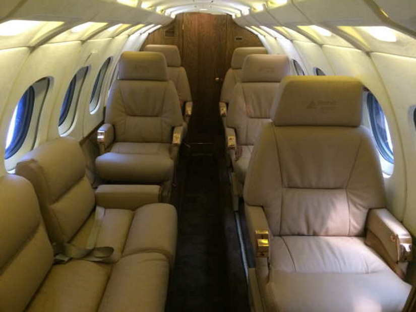 Beechcraft Hawker 700 cabin